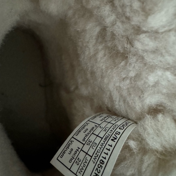 Little Girls Gold Glitter Shearling lined UGG boots. Size 3 - Picture 3 of 7